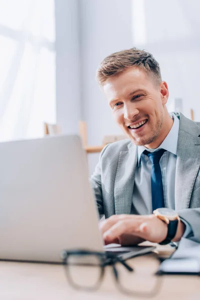 Empresário Alegre Usando Laptop Primeiro Plano Desfocado Escritório — Fotografia de Stock