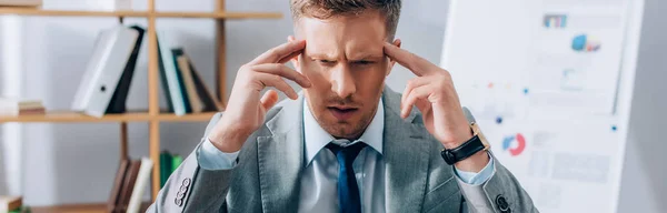 Hombre Negocios Pensativo Traje Trabajando Oficina Pancarta — Foto de Stock