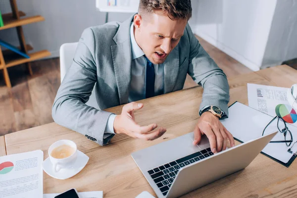 High Angle View Angry Businessman Using Laptop Cup Coffee Papers — Stock Photo, Image