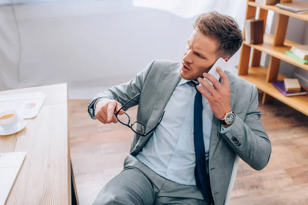 Hombre Negocios Enojado Hablando Teléfono Inteligente Celebración Gafas Oficina — Foto de Stock