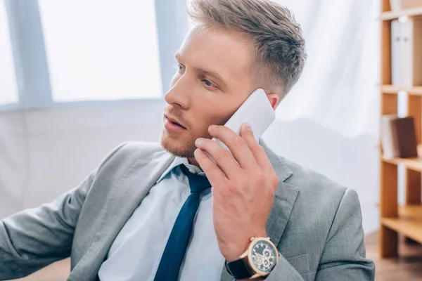 Young Businessman Formal Wear Talking Smartphone Office — Stock Photo, Image