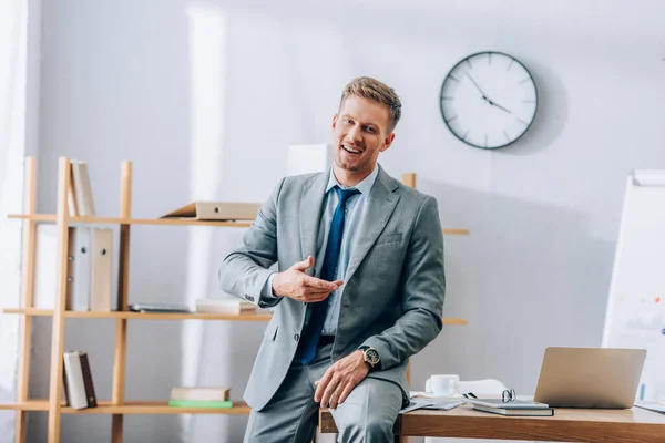 Empresário Alegre Sorrindo Enquanto Sentado Perto Dispositivos Uns Óculos Mesa — Fotografia de Stock