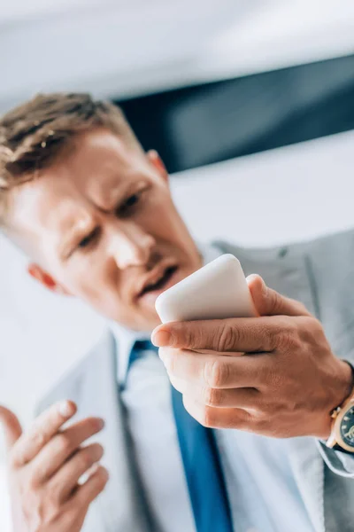 Smartphone Hand Angry Businessman Blurred Foreground — Stock Photo, Image