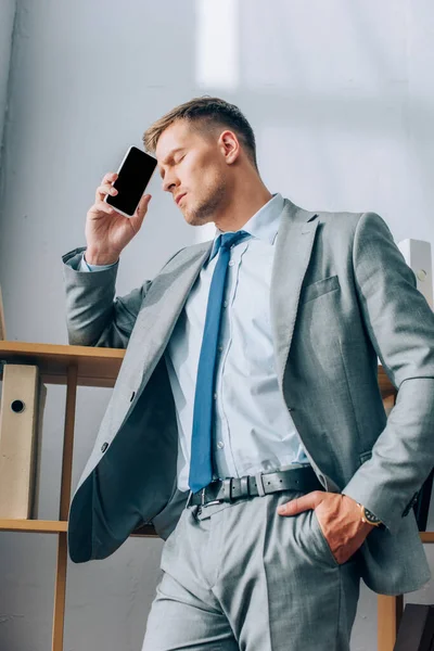 Hombre Negocios Cansado Sosteniendo Teléfono Inteligente Con Pantalla Blanco Oficina —  Fotos de Stock