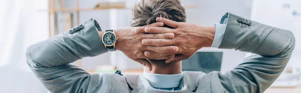 Vista Trasera Del Hombre Negocios Cogido Mano Cerca Cabeza Oficina — Foto de Stock