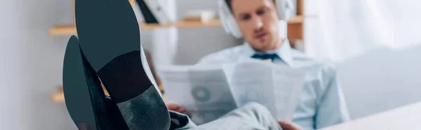 Businessman Using Headphones Working Papers Blurred Background Office Banner — Stock Photo, Image