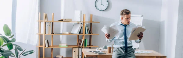 Empresário Confuso Olhando Para Documentos Perto Mesa Trabalho Banner — Fotografia de Stock