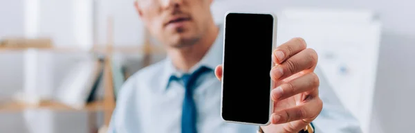 Vista Recortada Del Hombre Negocios Que Muestra Teléfono Inteligente Con — Foto de Stock