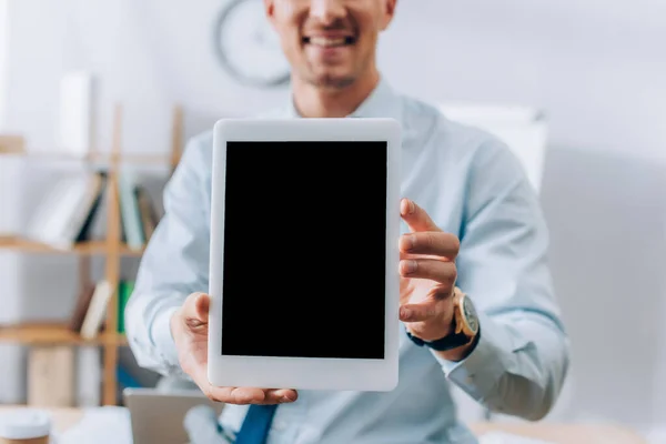 Ausgeschnittene Ansicht Des Digitalen Tablets Mit Leerem Bildschirm Den Händen — Stockfoto