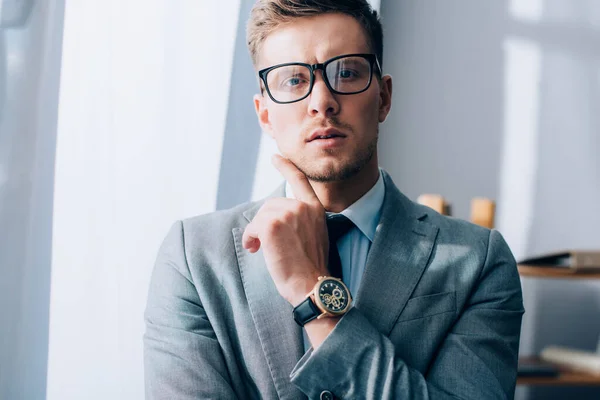 Geschäftsmann Mit Brille Und Anzug Blickt Büro Die Kamera — Stockfoto