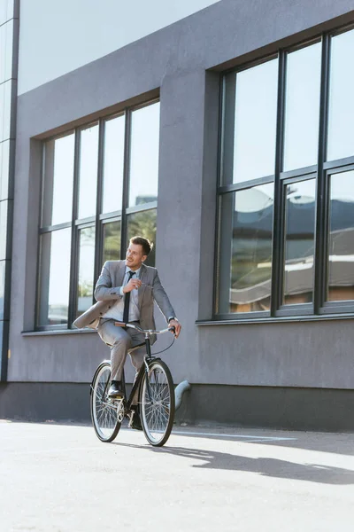 Χαμογελαστή Επιχειρηματίας Κρατώντας Γυαλιά Ενώ Ιππασία Ποδήλατο Εξωτερικούς Χώρους — Φωτογραφία Αρχείου