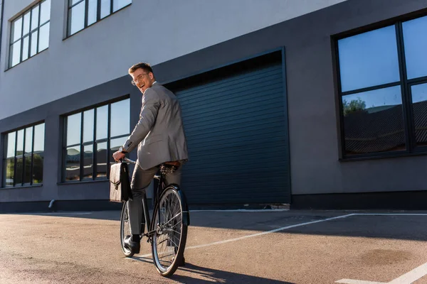 Dışarıda Bisiklet Sürerken Kameraya Gülümseyen Evrak Çantalı Gülen Adamı — Stok fotoğraf