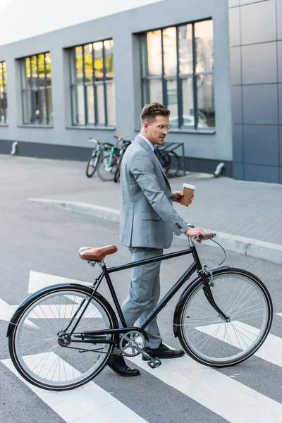 Πλευρική Άποψη Του Επιχειρηματία Κρατώντας Takeaway Καφέ Κοντά Στο Ποδήλατο — Φωτογραφία Αρχείου