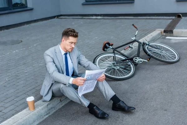 Empresario Leyendo Periódico Cerca Café Para Bicicleta Pasarela — Foto de Stock