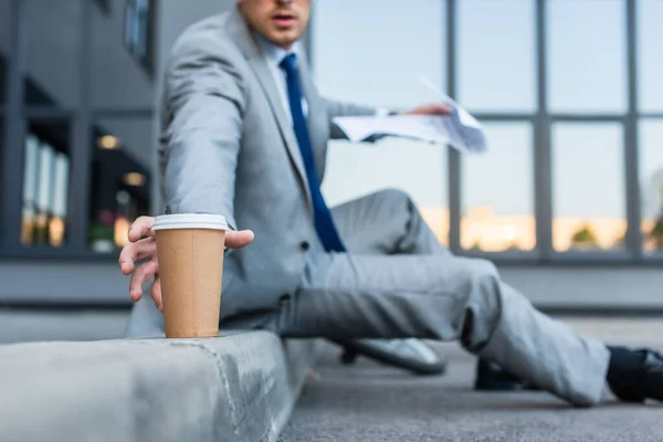 Ausgeschnittene Ansicht Eines Geschäftsmannes Der Kaffee Zum Mitnehmen Nimmt Während — Stockfoto