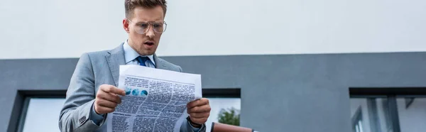 Konzentrierter Geschäftsmann Liest Zeitung Der Nähe Des Gebäudes Transparent — Stockfoto