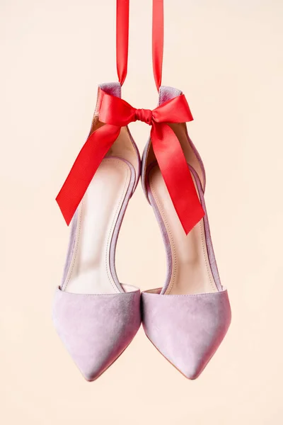 Lilac Suede Heeled Shoes Red Bow Isolated Beige — Stock Photo, Image