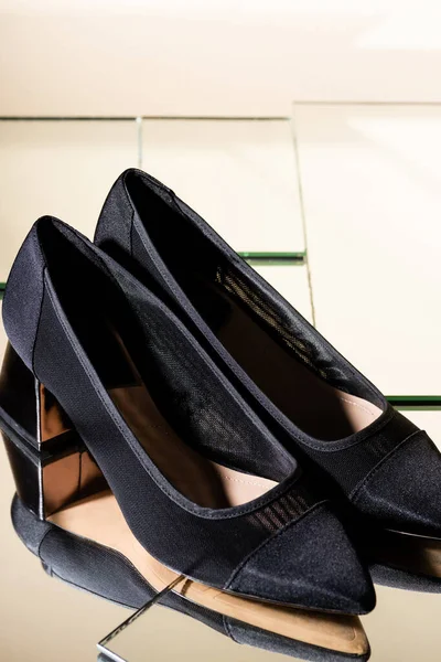 Κομψά Μαύρα Τακούνια Παπούτσια Στην Επιφάνεια Του Καθρέφτη — Φωτογραφία Αρχείου