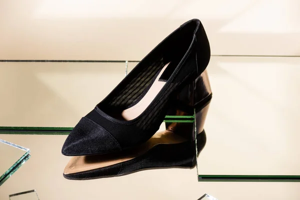 Elegante Sapato Salto Preto Superfície Espelho — Fotografia de Stock