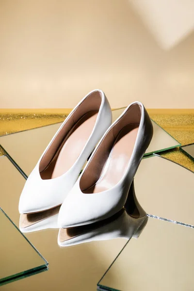 Κομψά Άσπρα Τακούνια Παπούτσια Στην Επιφάνεια Του Καθρέφτη — Φωτογραφία Αρχείου