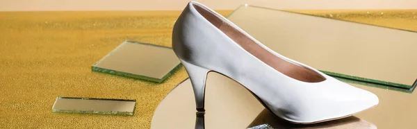 Eleganter Weißer Absatzschuh Auf Spiegelfläche Banner — Stockfoto