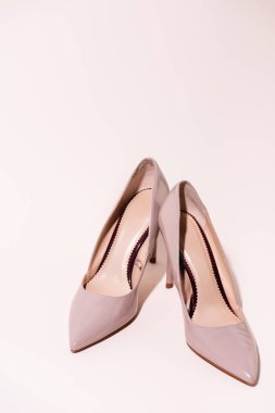 Bej arka planda deri topuklu ayakkabılar