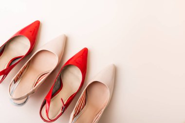 Bej arka planda deri topuklu ayakkabıların üst görünümü