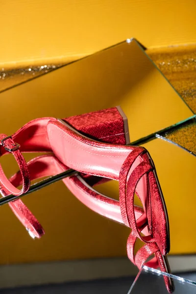 Elegante Rosa Sandalen Mit Schlangenhaut Auf Spiegeloberfläche — Stockfoto