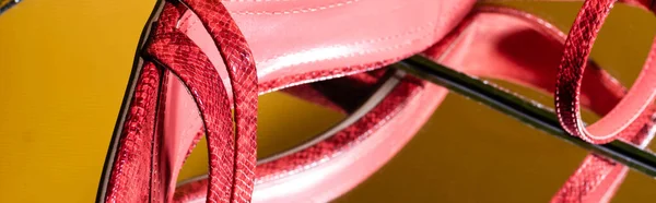 Крупный План Элегантной Розовой Змеиной Кожи Каблуках Сандалии Зеркальной Поверхности — стоковое фото