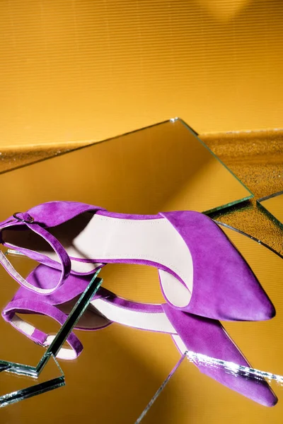 Elegante Violette Wildlederabsatzschuhe Auf Spiegelfläche Auf Gelbem Hintergrund — Stockfoto