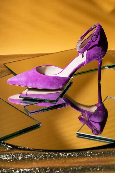 Elegante Violette Wildlederabsatzschuhe Auf Spiegelfläche Auf Gelbem Hintergrund — Stockfoto