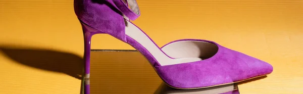 Elegante Violette Wildlederabsatzschuhe Auf Spiegel Auf Gelbem Hintergrund Banner — Stockfoto