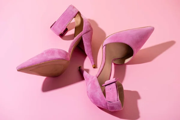 Ζευγάρι Κομψά Suede Τακούνια Παπούτσια Ροζ Φόντο — Φωτογραφία Αρχείου