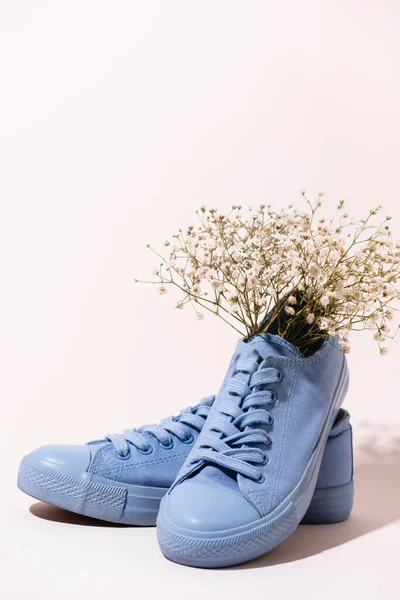 Sneakers Biru Santai Dengan Bunga Liar Latar Belakang Putih — Stok Foto
