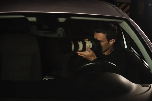 Paparazzi haciendo vigilancia por cámara desde su coche - foto de stock