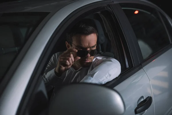 Seriöser männlicher Undercover-Agent überwacht von Auto aus — Stockfoto