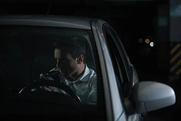 Seriöser Undercover-Agent überwacht sein Auto mit einer Kamera — Stockfoto