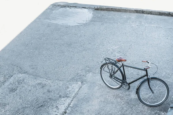 Vista de ángulo alto de una bicicleta en la calle en la ciudad - foto de stock