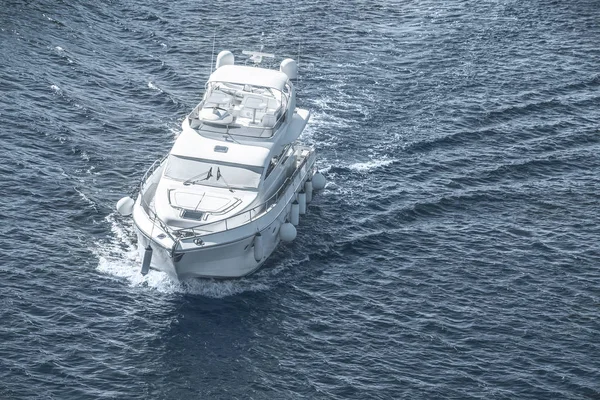 Navio branco navegando no mar azul — Fotografia de Stock