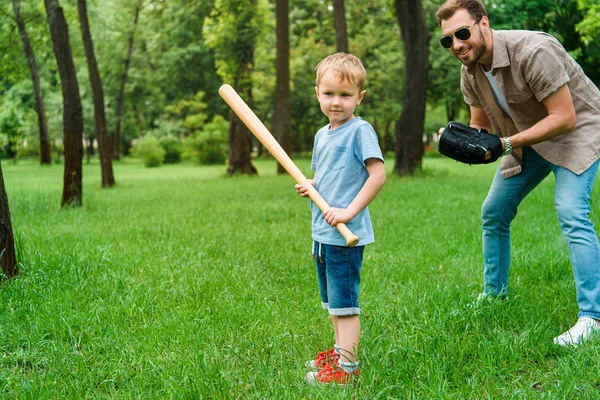 Père et fils jouant au baseball ensemble au parc — Photo de stock