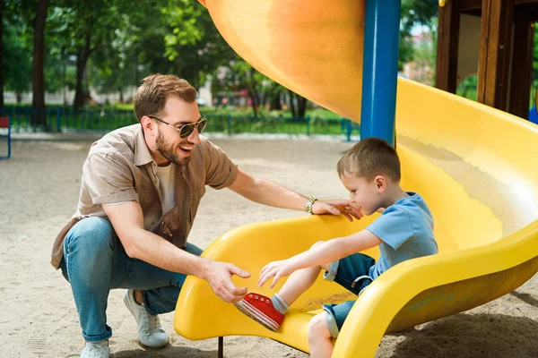 Felice padre e figlio divertirsi al parco giochi nel parco — Foto stock