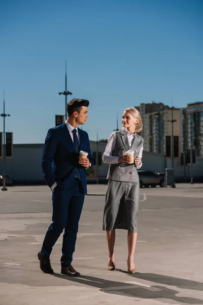 Gente joven de negocios con estilo con café para ir en el estacionamiento - foto de stock