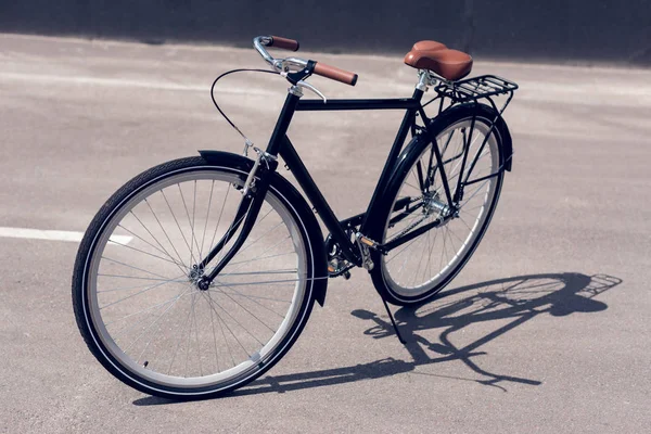 Крупним планом вид на ретро-велосипед припаркований на вулиці — стокове фото