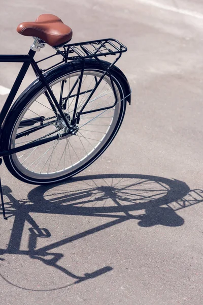 Nahaufnahme des auf der Straße geparkten Retro-Fahrrads — Stockfoto