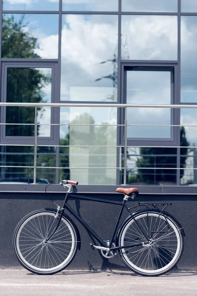 Vista de perto da bicicleta retro estacionada na rua — Fotografia de Stock