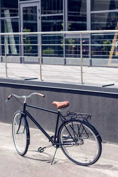 Nahaufnahme des auf der Straße geparkten Retro-Fahrrads — Stockfoto