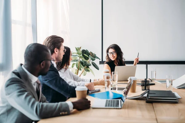 Enfoque selectivo de las personas de negocios multiculturales que tienen reuniones de negocios en la oficina - foto de stock