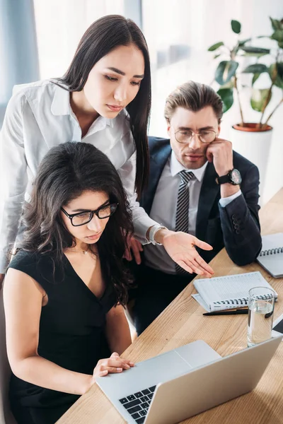 Hombre de negocios multirracial y las mujeres de negocios que trabajan en el proyecto de negocios juntos en la oficina - foto de stock