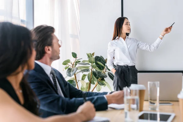 Focalizzazione selettiva di uomini d'affari e donne d'affari multirazziali che lavorano insieme al progetto imprenditoriale in carica — Foto stock