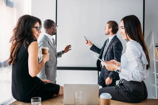 Gente de negocios multicultural que tiene reunión de negocios en la oficina - foto de stock